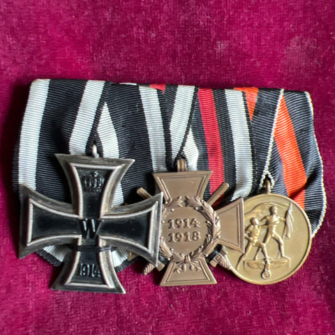 Germany, group of 3: WW1 Iron Cross, Cross of Honour & Entry Into Czechoslovakia Medal, 1 October 1938