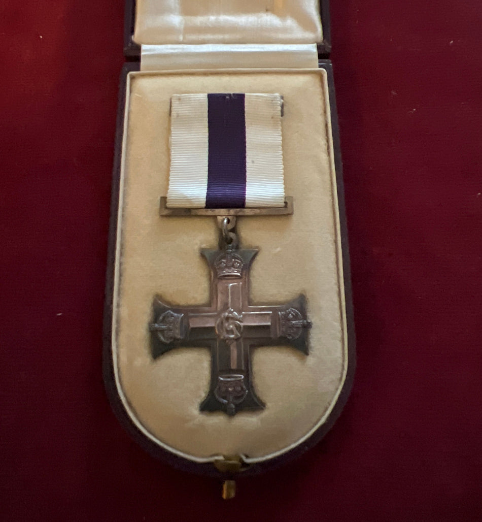 Military Cross, 1914-18, single, with original case, a good example of type