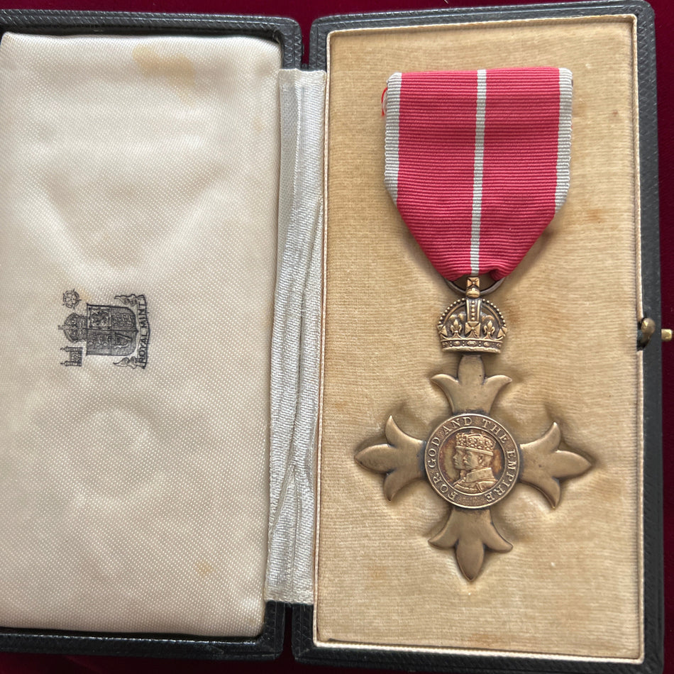 Officer of the British Empire, with military ribbon & original case, WWII second type, good tone