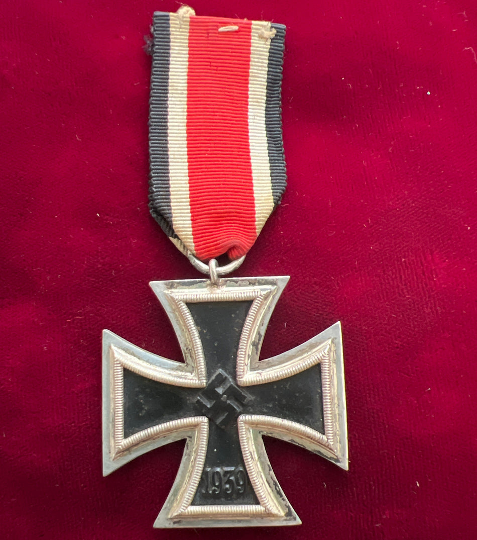 Nazi Germany, Iron Cross 1939-45, maker marked number 40, a good example of type