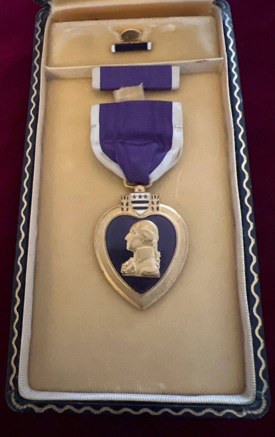 USA, Purple Heart, early issue, numbers on edge 428699, named to Marlin R. Watters, enamel type, in original case with pins