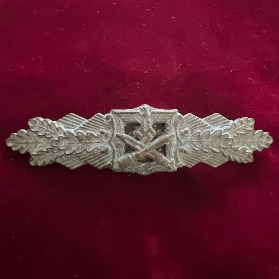 Nazi Germany, Close Combat Clasp in bronze, marked Peekhaus, Berlin, some wear