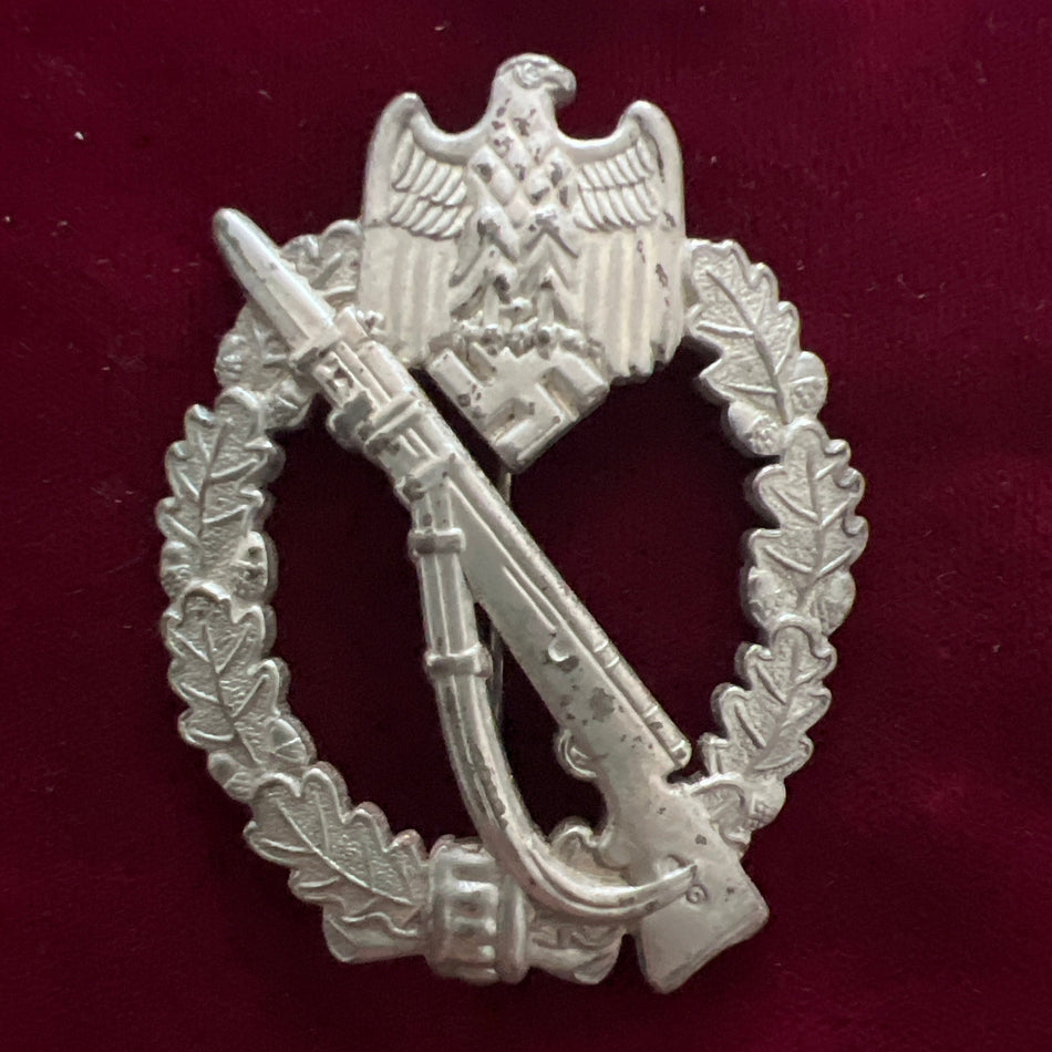 Nazi Germany, Infantry Assault War Badge, a good example of type with full gilt
