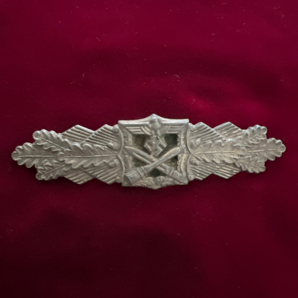 Nazi Germany, Close Combat Clasp in silver, maker marked JFS Peekhaus, Berlin, some wear, scarce