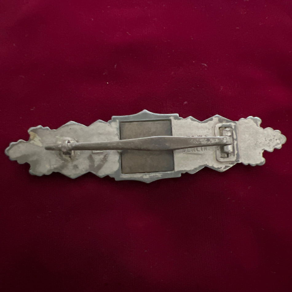 Nazi Germany, Close Combat Clasp in silver, maker marked JFS Peekhaus, Berlin, some wear, scarce