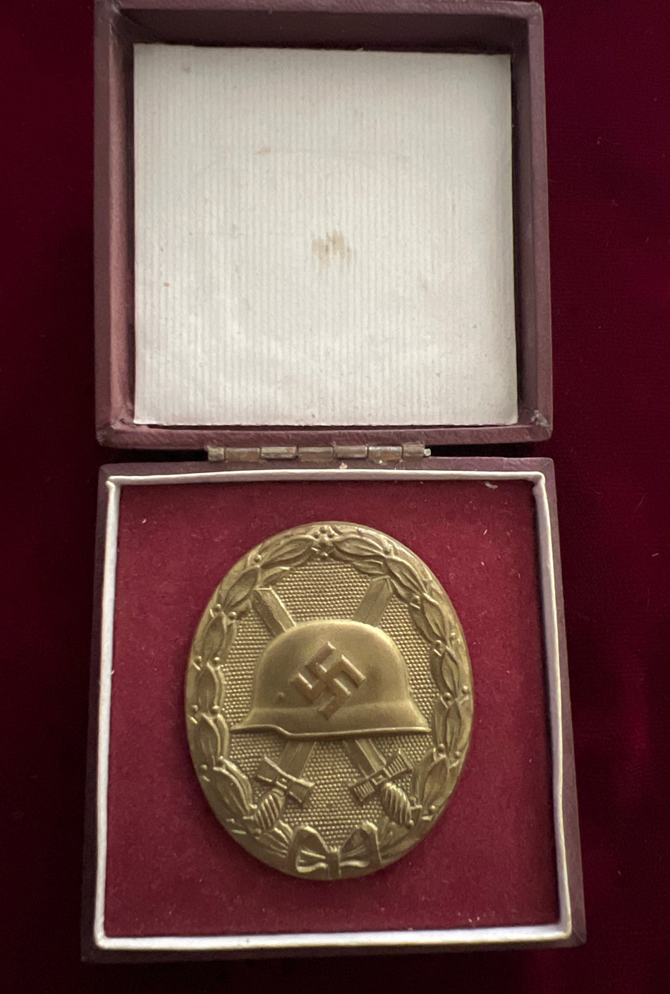 Nazi Germany, Gold Wound Badge in original case, unmarked, with some wear, a good example of type