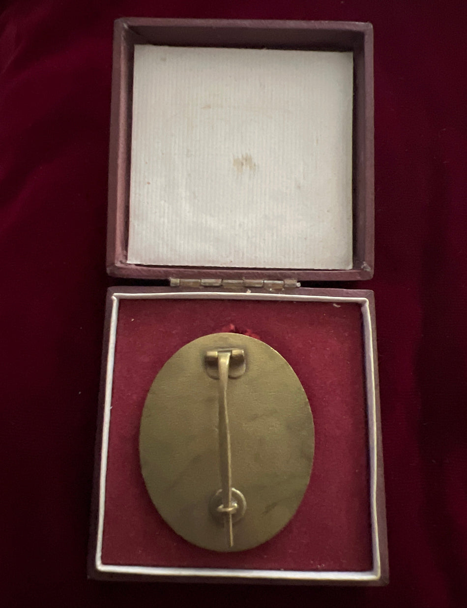 Nazi Germany, Gold Wound Badge in original case, unmarked, with some wear, a good example of type