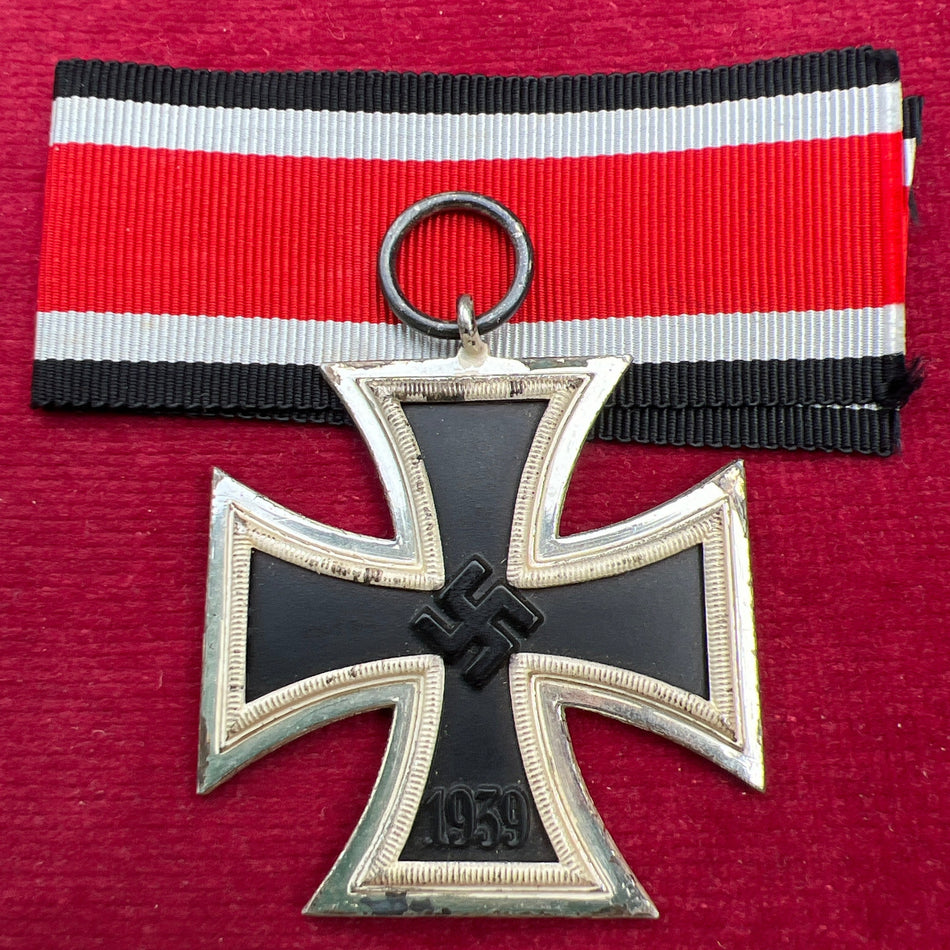 Nazi Germany, Iron Cross 1939-45, good gilt to cross