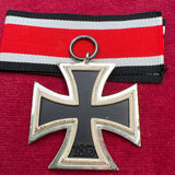 Nazi Germany, Iron Cross 1939-45, good gilt to cross
