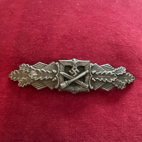 Nazi Germany, Close Combat Clasp, bronze, marked F.L.L., some wear