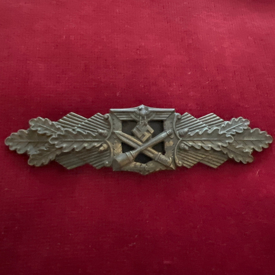 Nazi Germany, Close Combat Clasp, bronze type, unmarked, a good example