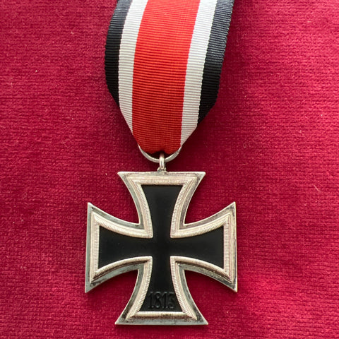 Nazi Germany, Iron Cross 1939-45, full ribbon, a good example