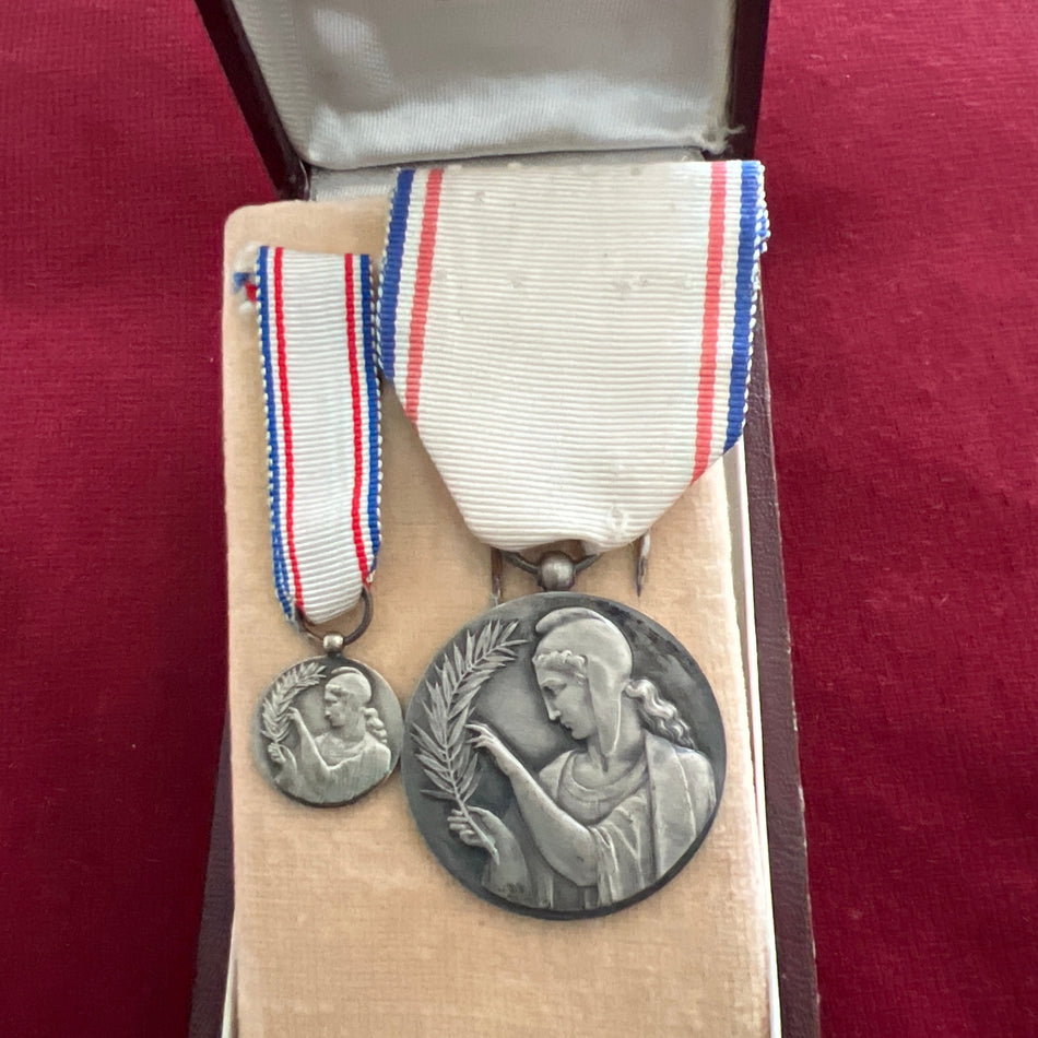 France, Medal of Reconnaissance in silver, 2nd class, with miniature and case, WW2, scarce