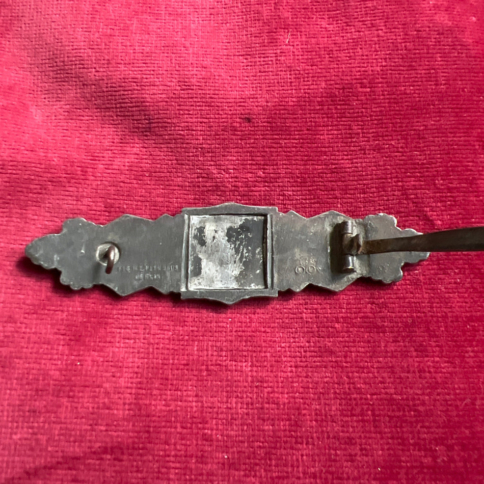 Nazi Germany, Close Combat Clasp, appears to be bronze, marked W. E. PeekHaus, Berlin, F.L.L., some wear