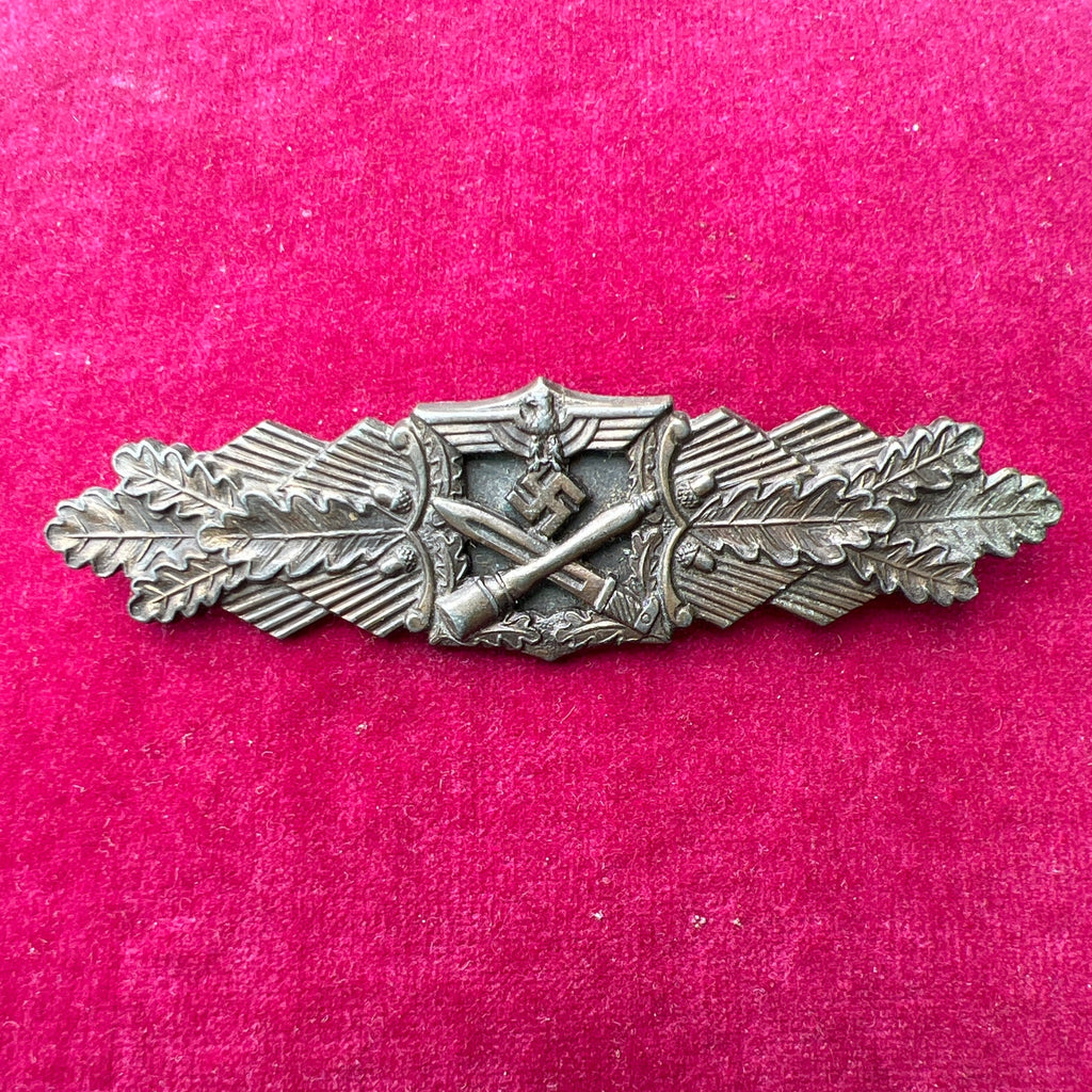 Nazi Germany, Close Combat Clasp, an excellent example in bronze, marked J.F.S., good finish