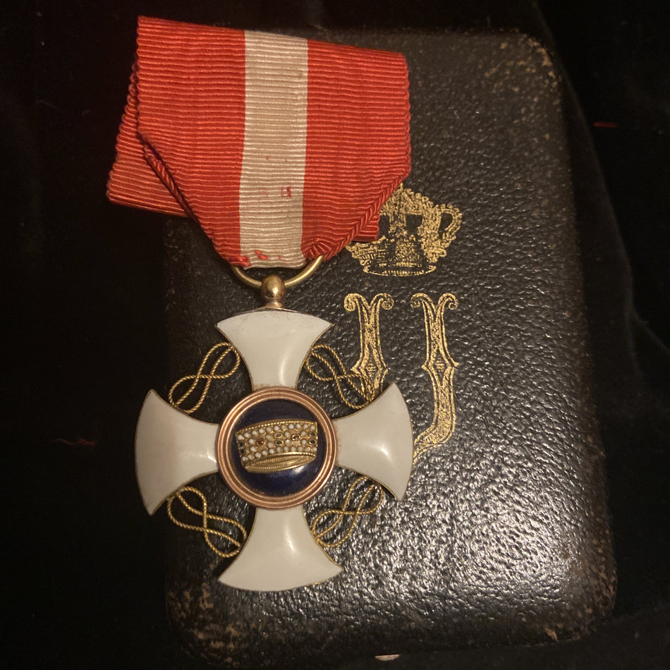 Italy, Order of the Crown, in box with U for King Umberto, nice gold piece