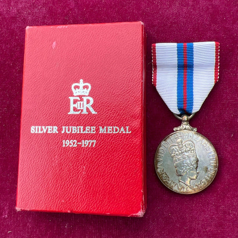 Queen Elizabeth II Silver Jubilee Medal, 1977, in original Royal Mint case
