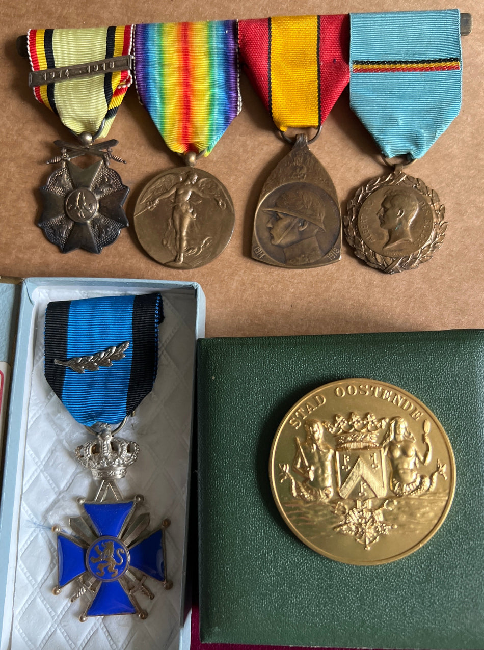 Belgium, lot with WW1 medals to Albert Debever, including a medallion awarded by the town of Oostende on 11th November 1979, an interesting lot