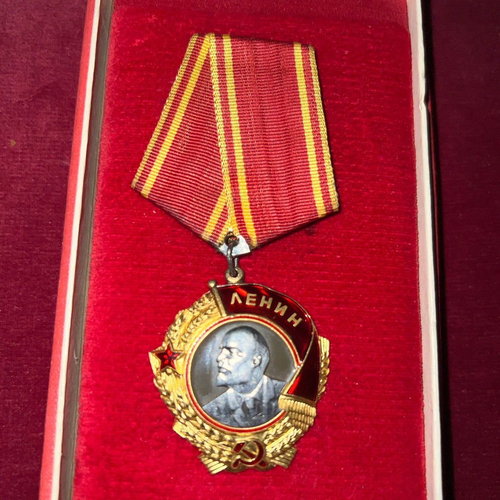 U.S.S.R. Order of Lenin, WW2 type, gold, a fine piece, no damage, in case