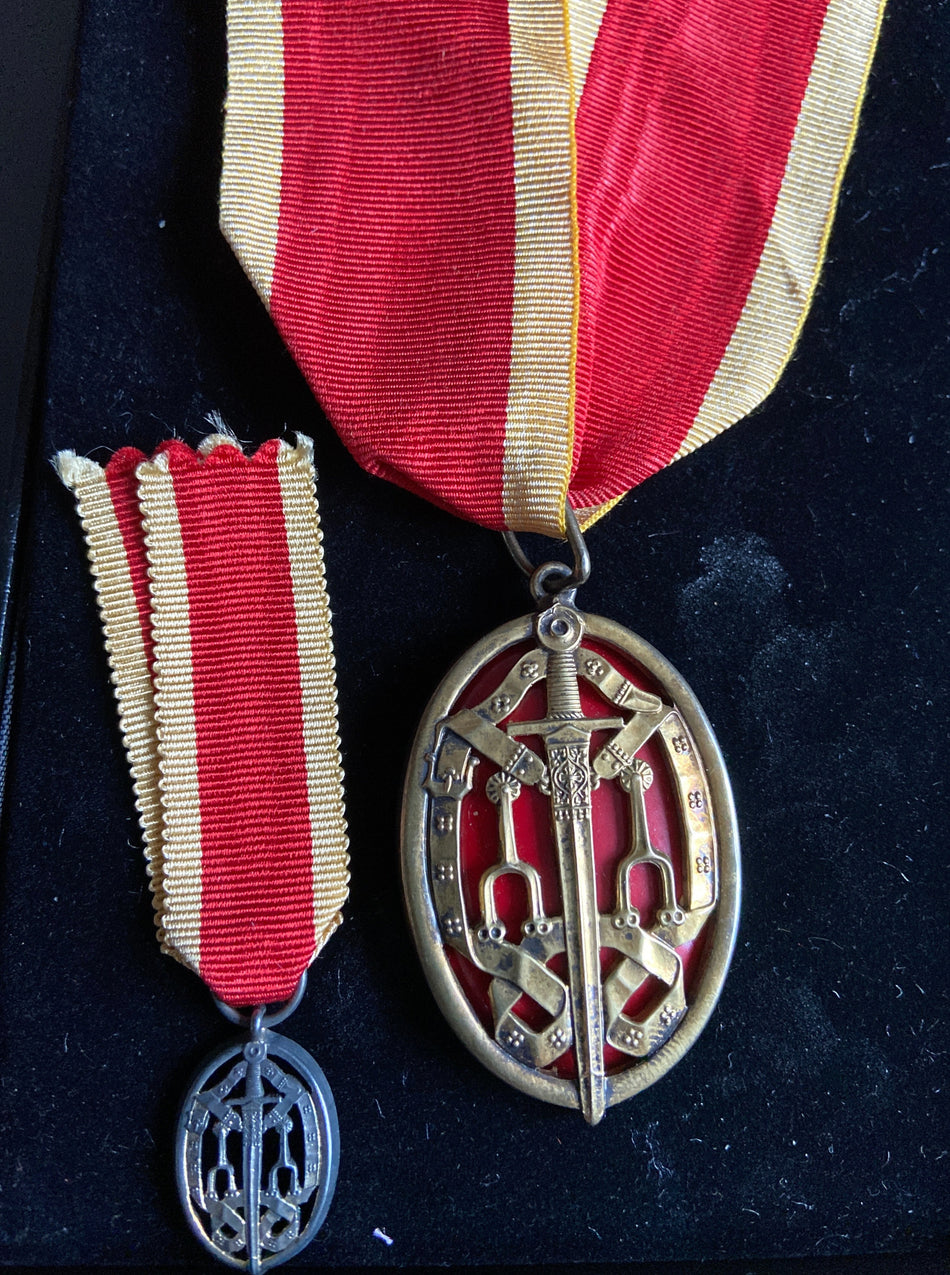 Knight Bachelor neck badge, type 3, with miniature, hallmarked, made by Garrards