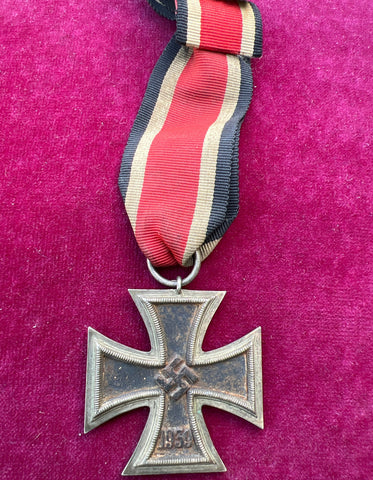 Nazi Germany, Iron Cross 1939-45, with original ribbon, maker marked no.55, plus ribbon bar, some rust