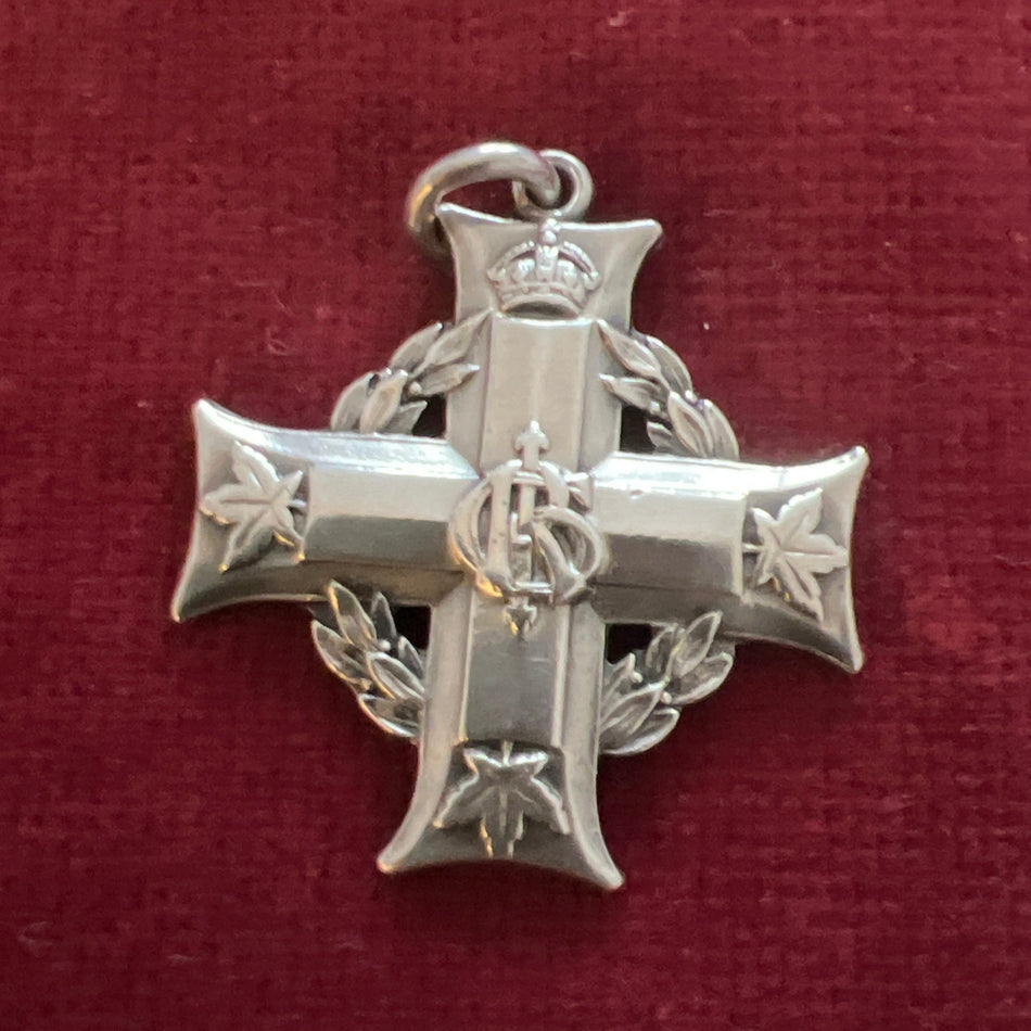 Canadian Memorial Cross to Lieutenant Walter Henry Pollard, 7 Canadian Infantry, killed on 28th September 1918, he came from Camberwell, London, commemorated on the Bucquoy Road Cemetary, Fichux, France, some wear